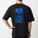 Camiseta com estampa frontal de logotipo estilizado acima da palavra "Barbell" e estampa traseira de halteres e bandeira com o texto "Barbell Nation".