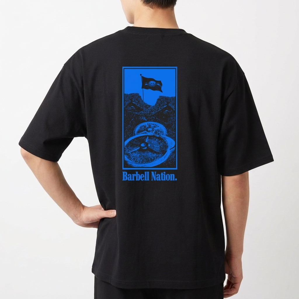 Camiseta com estampa frontal de logotipo estilizado acima da palavra "Barbell" e estampa traseira de halteres e bandeira com o texto "Barbell Nation".