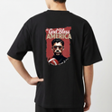 Camiseta com estampa frontal de texto "God Bless America Born 2000" e estampa traseira de ilustração de homem com óculos segurando bola de futebol americano.
