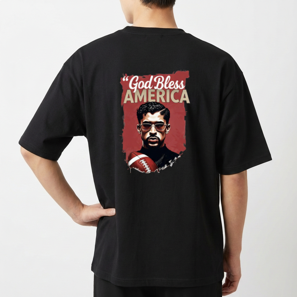 Camiseta com estampa frontal de texto "God Bless America Born 2000" e estampa traseira de ilustração de homem com óculos segurando bola de futebol americano.