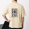 Camiseta com estampa frontal de monograma estilizado e estampa traseira de ilustração de figura crucificada sobreposta a repetição da palavra "JESUS".