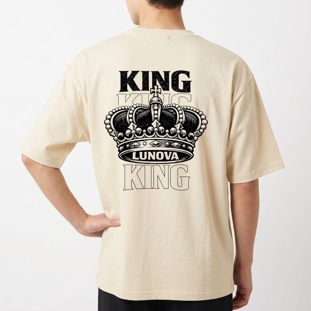 Camiseta com estampa frontal de uma coroa acima da palavra "LUNOVA" e estampa traseira de coroa detalhada sobreposta à palavra "KING".