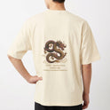 Camiseta com estampa frontal de dragão e fênix junto a texto estratégico, e estampa traseira de dragão detalhado sobre nuvens com textos complementares.