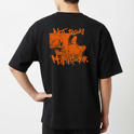 Camiseta com estampa frontal de logotipo estilizado em traços dinâmicos e estampa traseira de desenho de caveira e pessoa com texto impactante em estilo grafite.