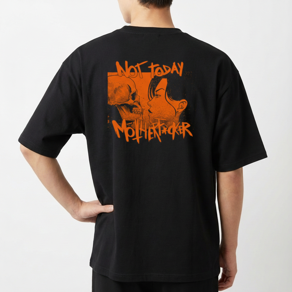 Camiseta com estampa frontal de logotipo estilizado em traços dinâmicos e estampa traseira de desenho de caveira e pessoa com texto impactante em estilo grafite.