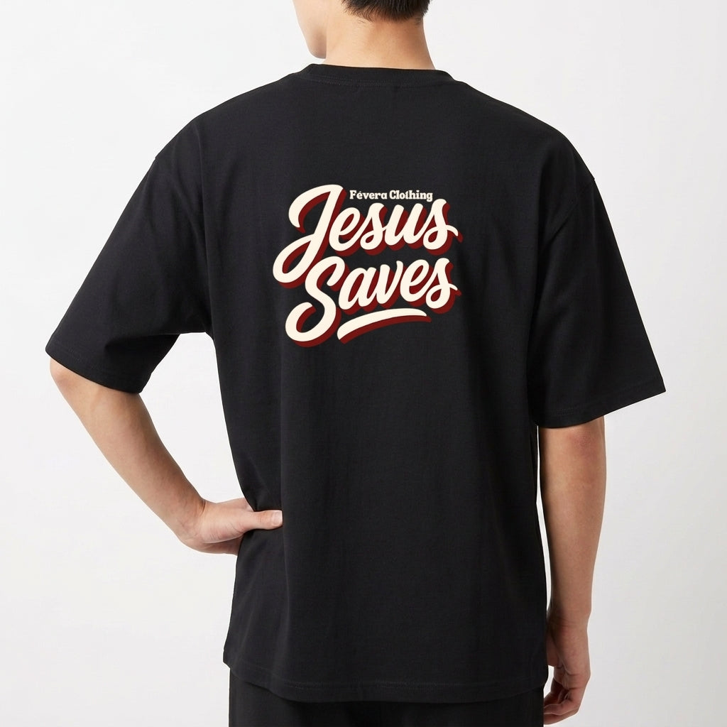 Camiseta com estampa frontal de "Fever Clothing Jesus Saves" em estilo caligráfico e estampa traseira maior com a mesma frase centralizada e destacada.