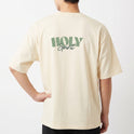 Camiseta com estampa traseira de "HOLY Spirit" em fonte estilizada, combinando tipografia moderna e cursiva, criando um visual impactante e significativo.