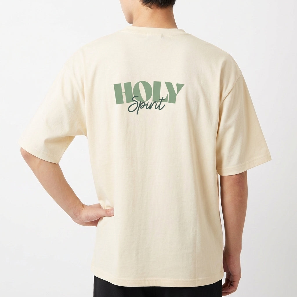 Camiseta com estampa traseira de "HOLY Spirit" em fonte estilizada, combinando tipografia moderna e cursiva, criando um visual impactante e significativo.