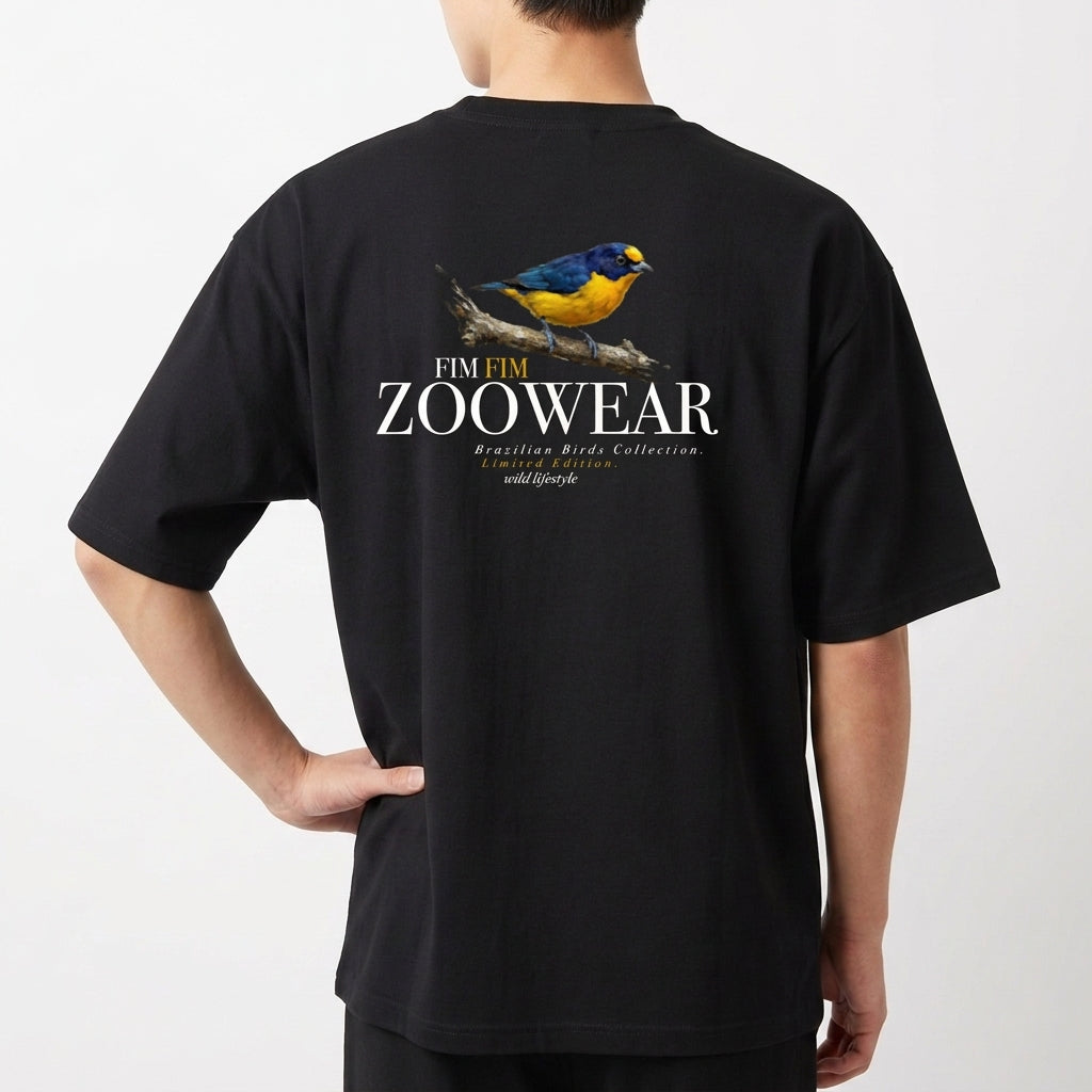 Camiseta com estampa frontal de uma ave colorida em galho, cercada por texto em arco, e estampa traseira de ave maior com texto destacado abaixo.