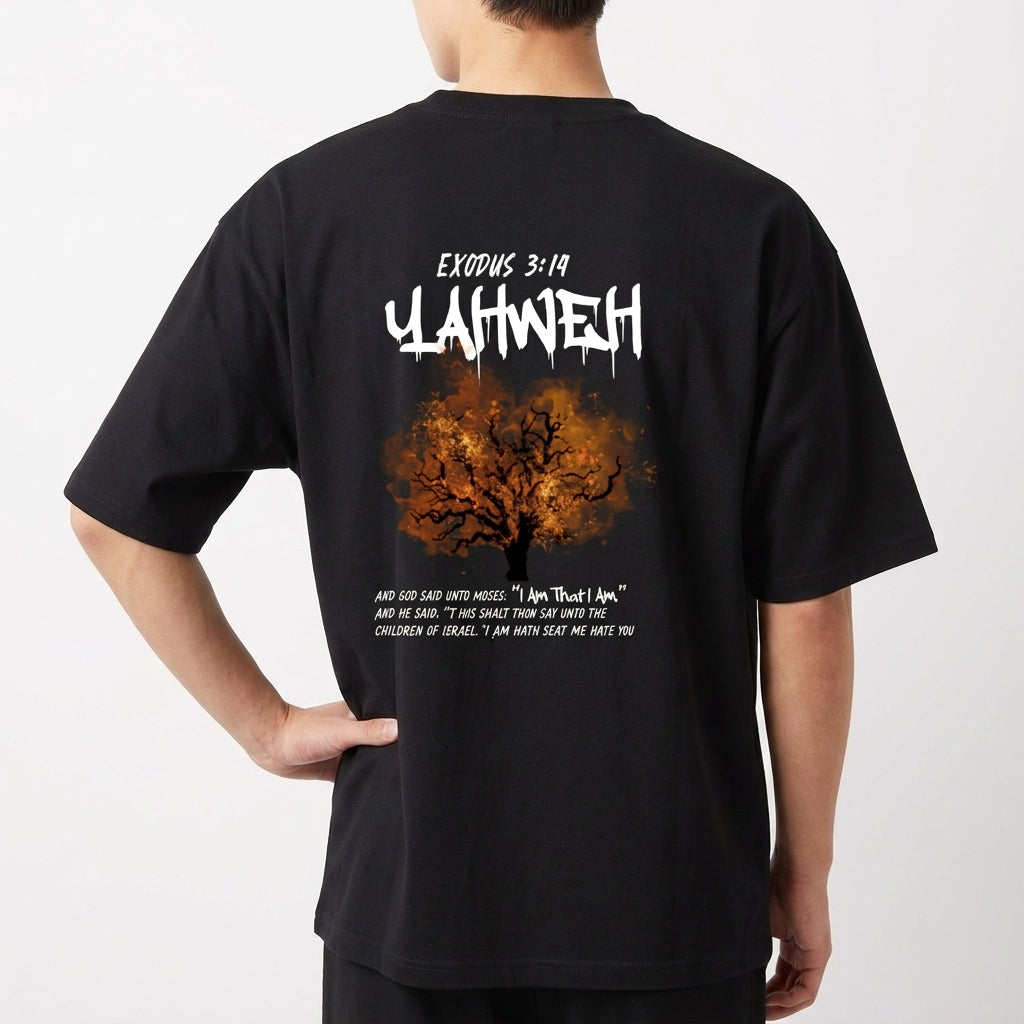 Camiseta com estampa frontal de texto estilizado "Vigia" e estampa traseira de árvore em chamas com inscrições "Exodus 3:14 Yahweh" e texto explicativo.
