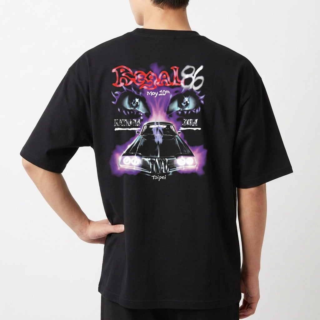 Moletom com estampa traseira de carro vintage, olhos misteriosos, texto "Regal 86 May 10th" e locais como Taipei, tudo com detalhes em um estilo retrô.