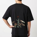 Camiseta com estampa frontal de dois personagens e o texto "Fullmetal Alchemist Brotherhood" e estampa traseira de mão metálica e várias mãos alcançando um brilho.