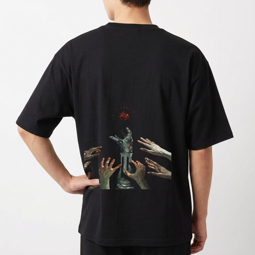 Camiseta com estampa frontal de dois personagens e o texto "Fullmetal Alchemist Brotherhood" e estampa traseira de mão metálica e várias mãos alcançando um brilho.