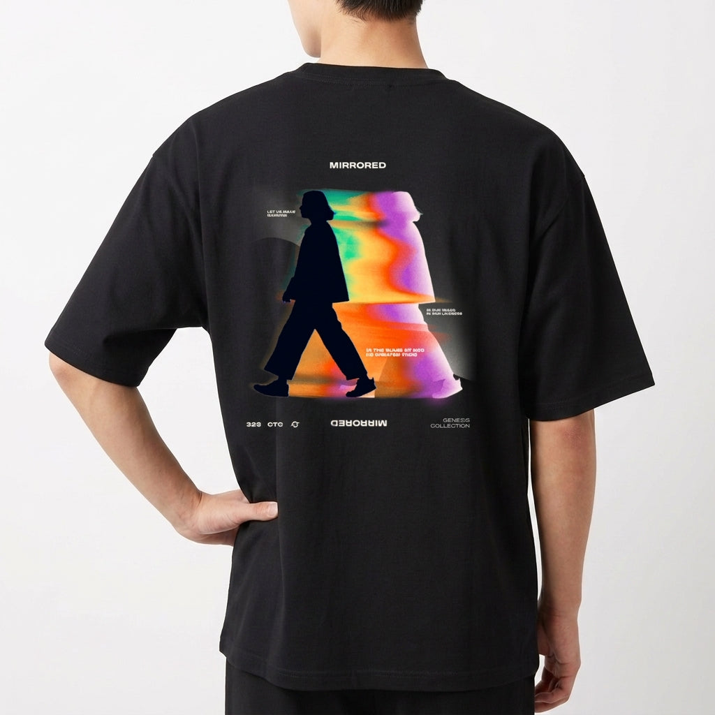 Camiseta com estampa frontal de texto estilizado "323" e estampa traseira de silhueta de pessoa sobre fundo iridescente com diversos textos.
