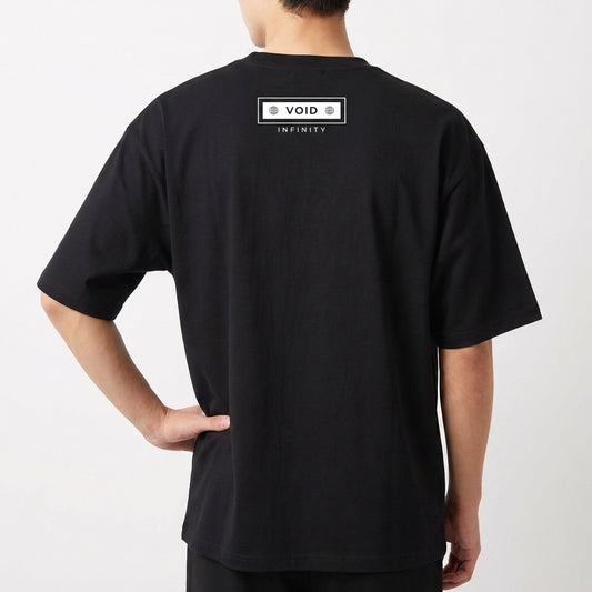 Camiseta com estampa traseira de duas linhas, onde se lê "VOID" cercado por dois círculos, e abaixo "INFINITY", em fonte clara e estilizada.