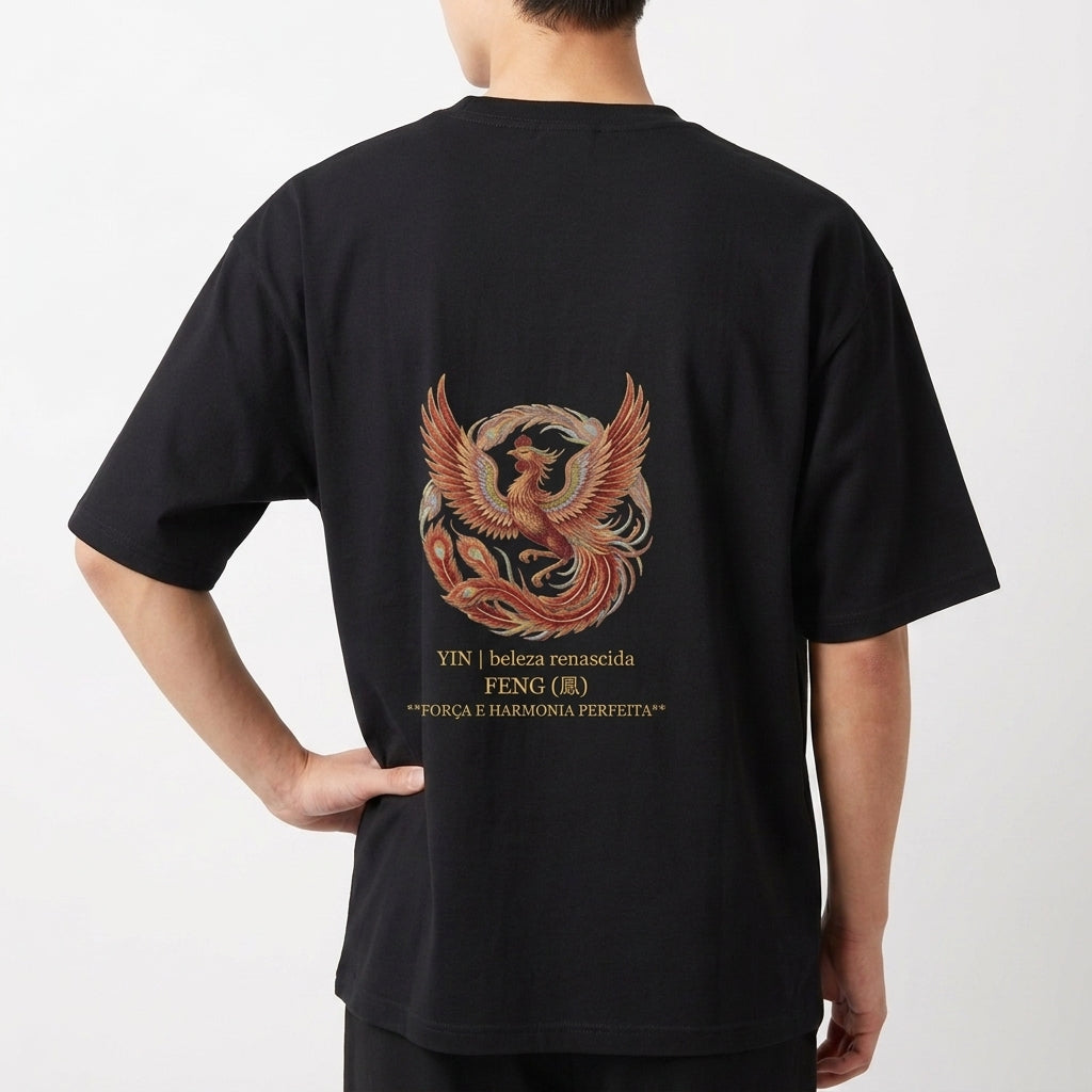 Camiseta com estampa frontal de dragão em círculo com texto "LONG E FENG (DRU) FORÇA E HARMONIA PERFEITA" e estampa traseira de fênix similar e texto correspondente.