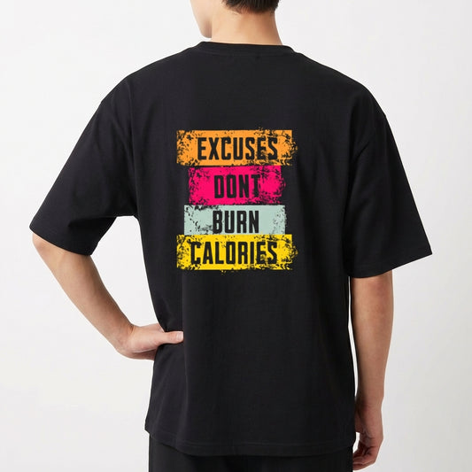 Camiseta com estampa traseira de quatro faixas retangulares com o texto "EXCUSES DON'T BURN CALORIES" em estilo desgastado e cores variadas.