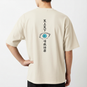Camiseta com estampa frontal de um retrato em estilo desenho de personagem de cabelo claro e estampa traseira de olho azul rodeado por caracteres orientais.