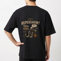 Camiseta com estampa frontal de texto "Basquete Bonito" com ícone de bola e estampa traseira de esqueleto em cenário de placas com frases sobre repescagem.