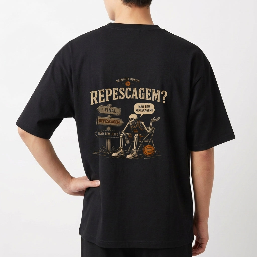 Camiseta com estampa frontal de texto "Basquete Bonito" com ícone de bola e estampa traseira de esqueleto em cenário de placas com frases sobre repescagem.