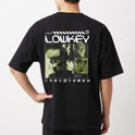 Camiseta com estampa frontal de mãos esqueléticas cruzadas e estampa traseira de elementos futuristas com imagens pixeladas e o texto "LOWKEY".