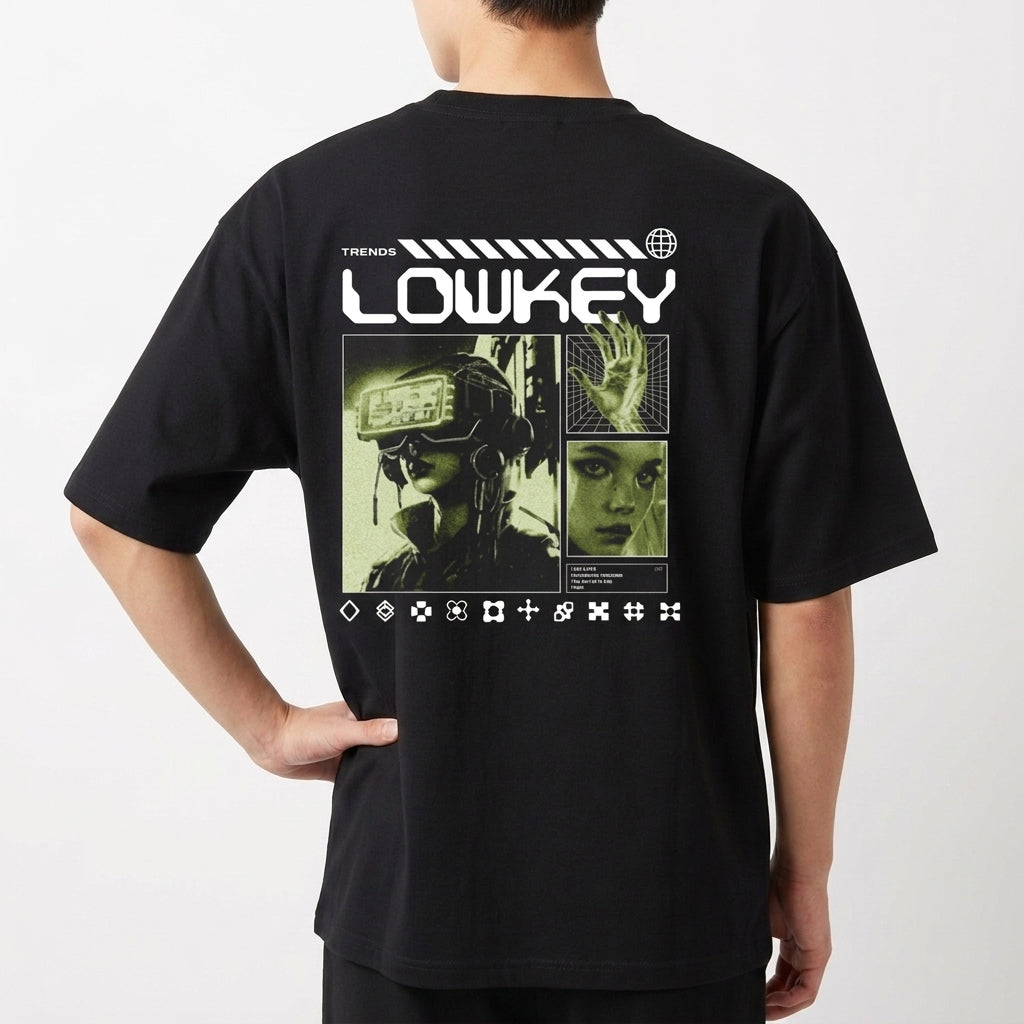 Camiseta com estampa frontal de mãos esqueléticas cruzadas e estampa traseira de elementos futuristas com imagens pixeladas e o texto "LOWKEY".