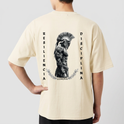 Camiseta com estampa frontal de triângulo contendo figura central simétrica e texto "LUNOVA" e estampa traseira de guerreiro ao centro com inscrições laterais.
