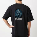 Camiseta com estampa frontal de texto "OLD SCHOOL WORSHIP" e estampa traseira de figura clássica tocando lira, com texto "OLD SCHOOL WORSHIP".