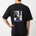 Camiseta com estampa frontal de três estrelas de tamanhos variados e estampa traseira de quadrinhos com retratos estilizados e a palavra "Starboy".