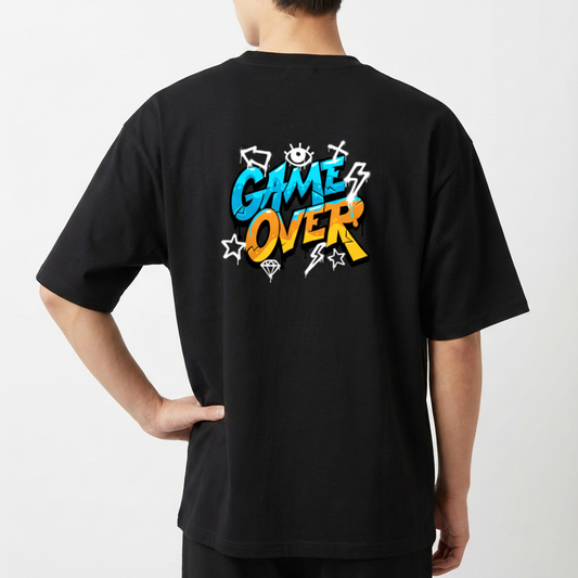 Camiseta com estampa traseira de "GAME OVER" em estilo grafite, cercada por elementos como raios, estrelas, olhos e um diamante de forma estilizada.