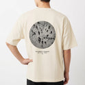 Camiseta com estampa frontal de "A. SP. PAS" alinhada verticalmente no lado esquerdo e estampa traseira de círculo com linhas concêntricas e texto.