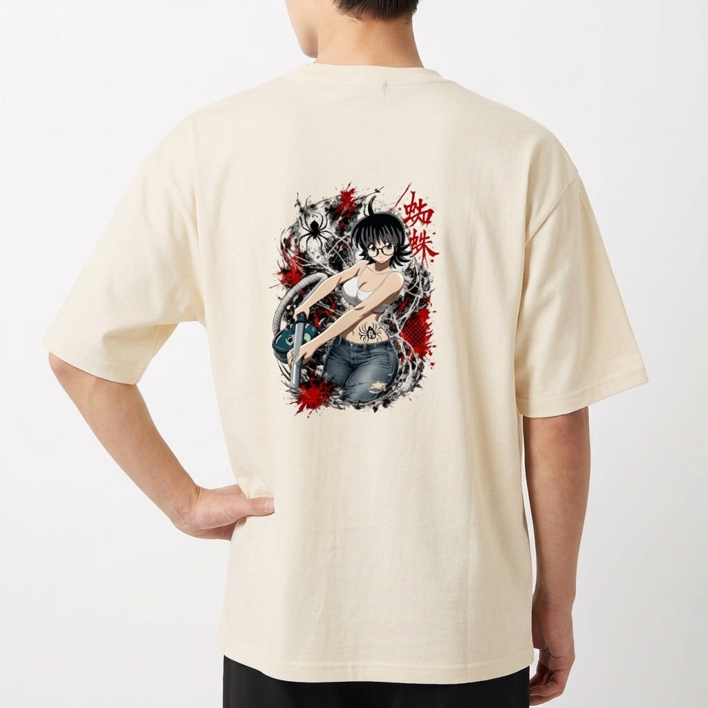 Camiseta com estampa frontal de letras estilizadas ao lado de um caractere asiático e estampa traseira de uma personagem em estilo mangá com detalhes dinâmicos.