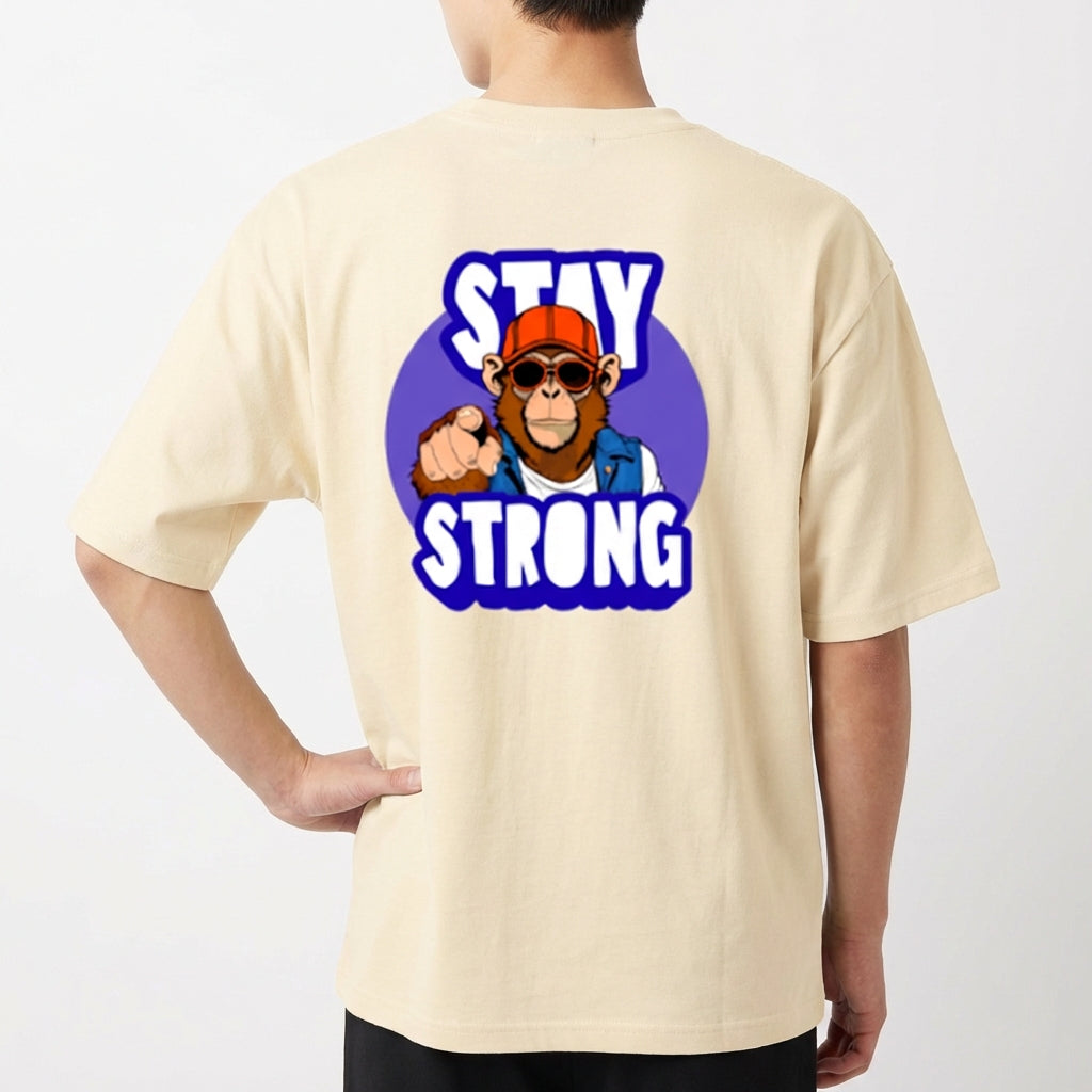 Camiseta com estampa frontal de logotipo estilizado e estampa traseira de macaco com boné e óculos, em frente a um círculo, com a frase "STAY STRONG".
