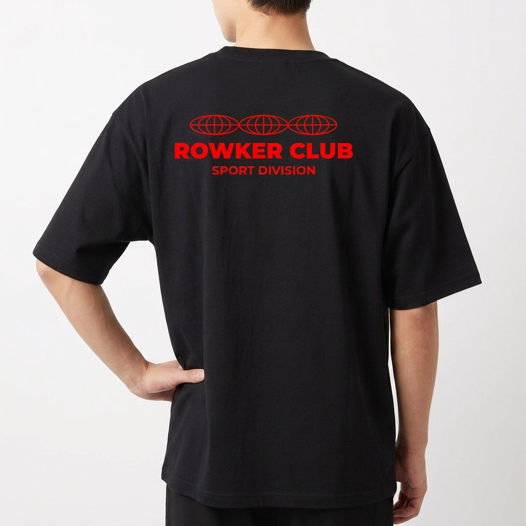 Camiseta com estampa frontal de "ROWKER CLUB" acima de "SPORT DIVISION" e estampa traseira de três globos sobre "ROWKER CLUB" e "SPORT DIVISION".