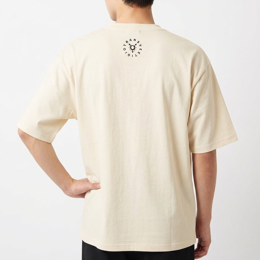 Camiseta com estampa frontal de lettering com mensagem de afirmação e imagem de lâmina, e estampa traseira de logotipo circular com ilustração central.