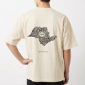 Camiseta com estampa frontal de texto vertical "A.SP.PAS" e estampa traseira de mapa em linhas com "1554" ao centro e "São Paulo" abaixo.