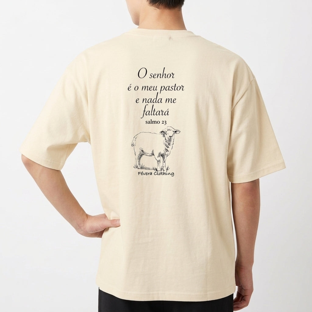 Camiseta com estampa frontal de "Févera Clothing" e estampa traseira de texto bíblico "O senhor é o meu pastor e nada me faltará", salmo 23, e um desenho de ovelha.