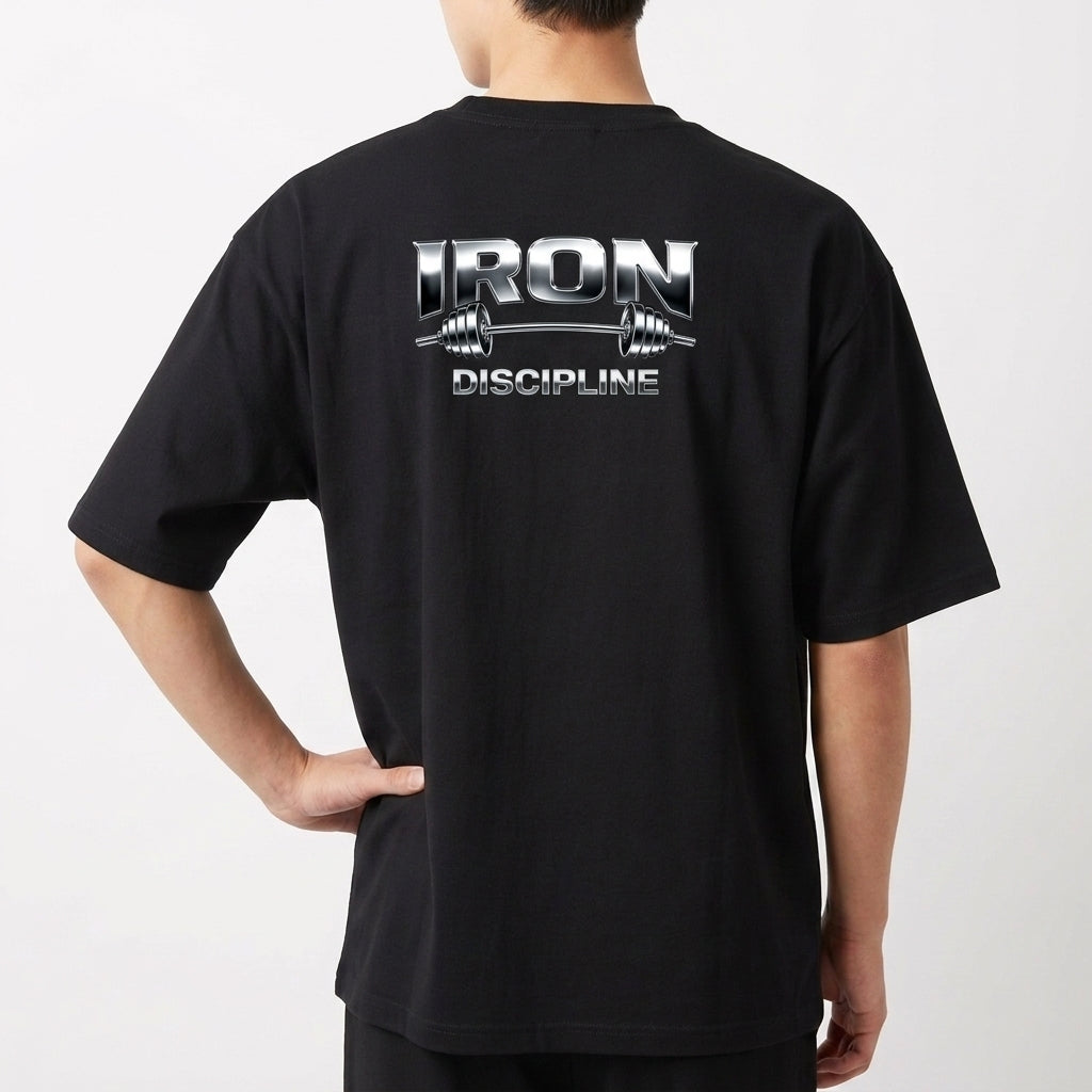 Camiseta com estampa traseira de letras estilizadas formando as palavras "IRON DISCIPLINE", com elementos geométricos complementares abaixo.