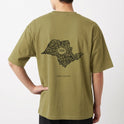 Camiseta com estampa frontal de texto "A.SP.PAS" verticalmente e estampa traseira de mapa contornado com "1554" centralizado e "SÃO PAULO" abaixo.