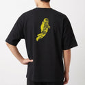 Camiseta com estampa frontal de texto estilizado e estampa traseira de astronauta em forma pixelada.