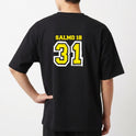 Camiseta com estampa frontal de "SALMO 18" e número "31" em estilo esportivo e estampa traseira idêntica, com lettering e numeração destacados.