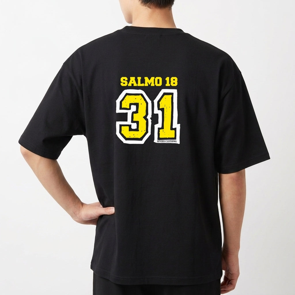 Camiseta com estampa frontal de "SALMO 18" e número "31" em estilo esportivo e estampa traseira idêntica, com lettering e numeração destacados.