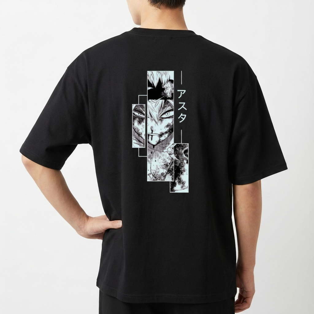 Camiseta com estampa frontal de trevo quádruplo estilizado e estampa traseira de arte em quadrinhos com personagem em recortes verticais e texto em japonês.