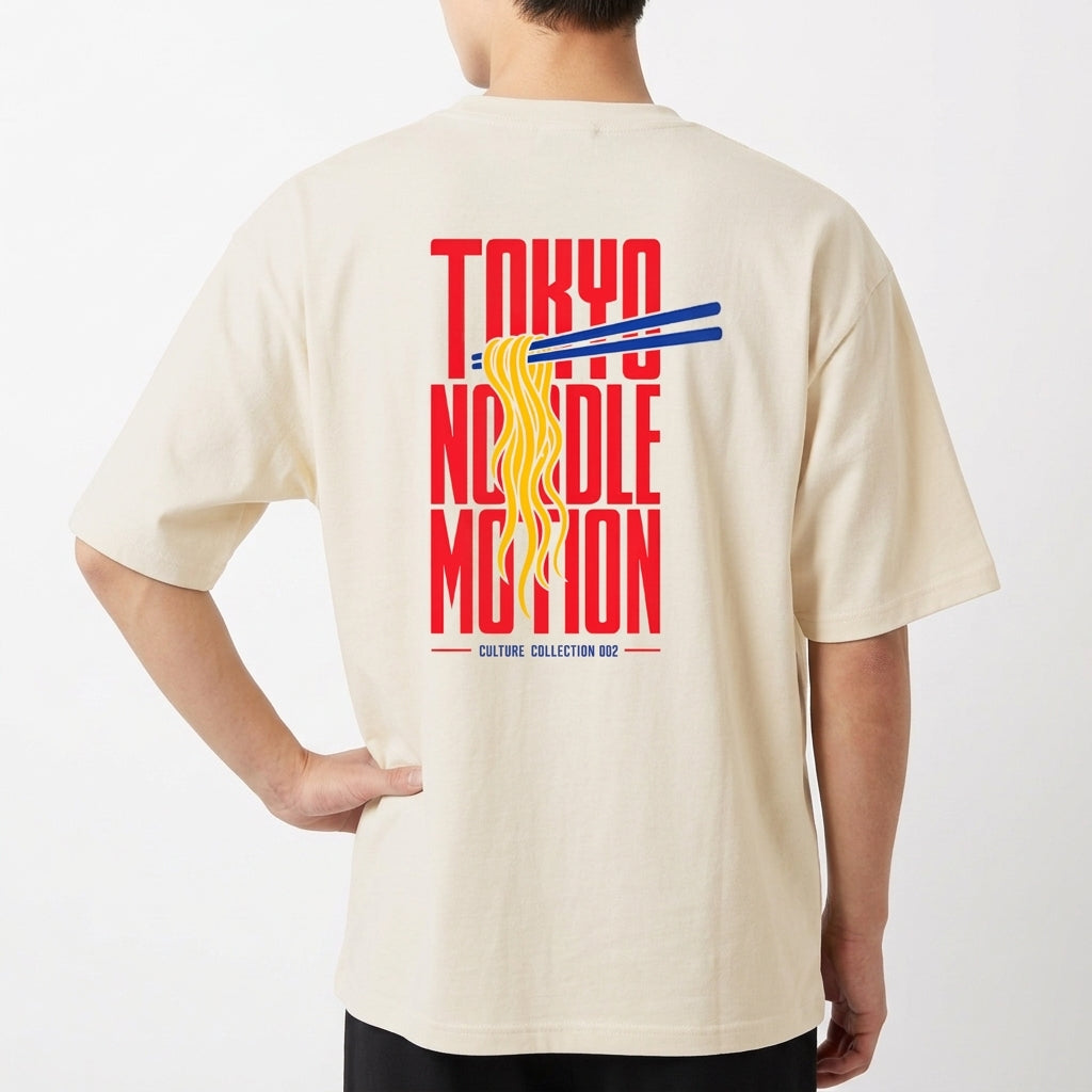 Camiseta com estampa frontal de logotipo estilizado "Hugame" no lado superior esquerdo e estampa traseira com texto "Tokyo Noodle Motion" e macarrão com hashis.