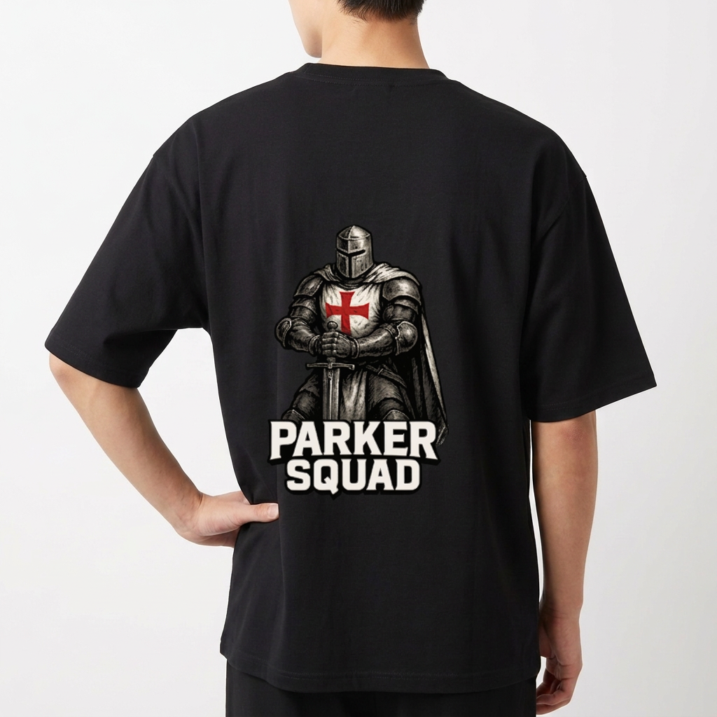 Camiseta com estampa frontal de símbolo estilizado "PK" e estampa traseira de cavaleiro medieval com cruz no peito, acompanhado do texto "PARKER SQUAD".