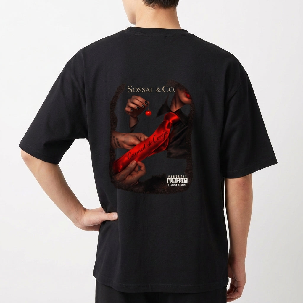 Camiseta com estampa frontal de logotipo estilizado "Sossai" pequeno e estampa traseira de imagem elaborada com mãos segurando uma fita vermelha e texto decorativo.