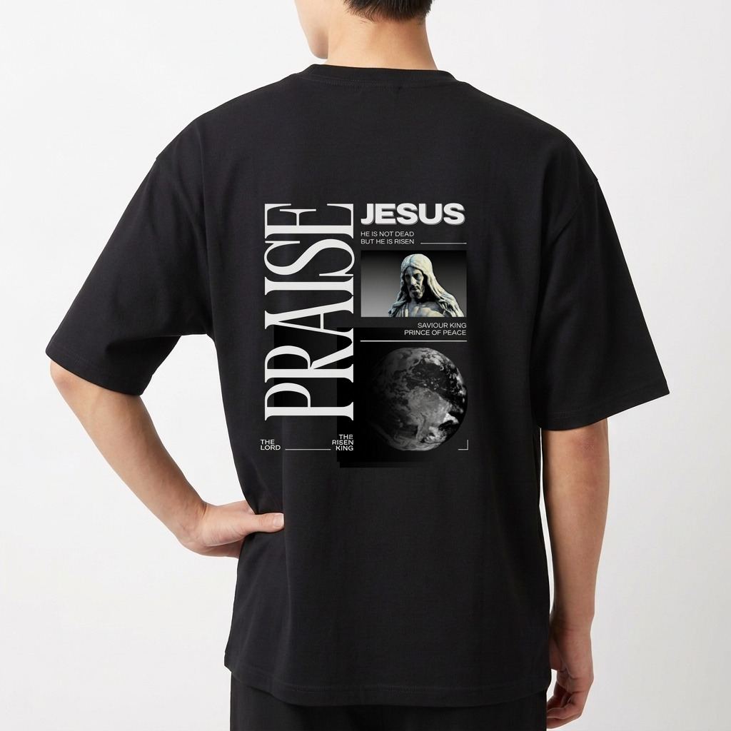 Camiseta com estampa frontal de "JESUS" e estampa traseira com texto "PRAISE", imagem de uma figura e um globo, com referências religiosas.