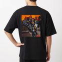 Camiseta com estampa frontal de texto estilizado e estampa traseira de cena urbana com motocicleta em ação, destacando personagens e skyline ao fundo.