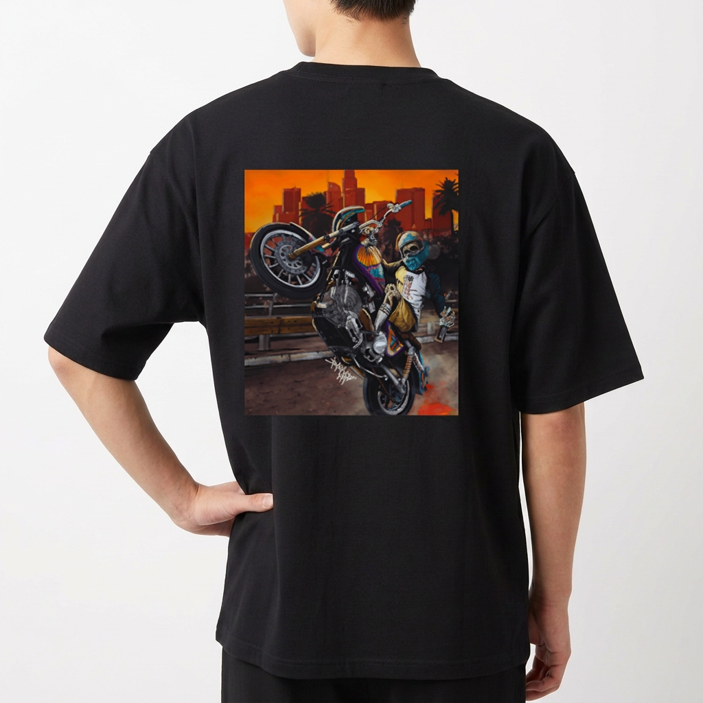 Camiseta com estampa frontal de texto estilizado e estampa traseira de cena urbana com motocicleta em ação, destacando personagens e skyline ao fundo.