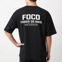 Camiseta com estampa frontal de texto “IRON DISCIPLINE” estilizado e, na estampa traseira, texto “FOCO TODOS OS DIAS” em negrito com “IRON DISCIPLINE”.